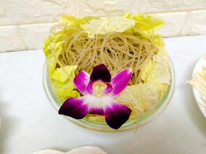 泡软的红薯粉丝，吃火锅也得要主食哦，白菜喜欢涮麻辣那锅，吃起来有韩国辣白菜的赶脚
