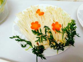 金针菇去头洗净，金针菇含有人体必需氨基酸成分较全，其中赖氨酸和精氨酸含量尤其丰富，且含锌量比较高，对增强智力尤其是对儿童的身高和智力发育有良好的作用，人称“增智菇”，也是涮火锅必选的菇类。