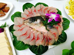 将处理好的鱼摆盘，美美哒