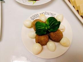 自制牛肉丸子，牛肉打成泥状，加淀粉，蛋清等配料挤出圆子即可，鹌鹑蛋煮熟备用