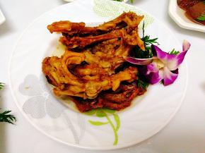 对味酱鸭，提前解冻，对味酱鸭系列有两种吃法，一种是干锅，一种是火锅，均搭配了香酱 ，香酱也是私秘，特别香