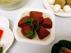 鸭血，鸭血是熟食涮火锅时吃时直接放漏勺里烫下即可吃了