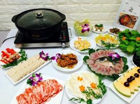 全部准备好，火锅也备好了，家里有孩子 ，老人不能吃辣的，所以采用鸳鸯火锅涮，满足了全家人的口味需求