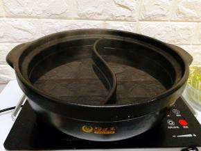 锅里注入开水，今天的锅底简单又好吃，非常适合上班族，洗洗就可以开涮