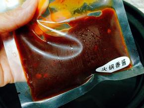 在另一锅加入，对味酱鸭火锅香酱，私秘的哦，非常美味，当火锅锅底即美味又方便 