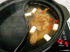 再加入大葱，枸杞子