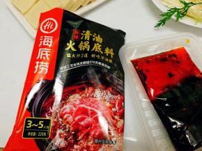 现在弄麻辣锅底了，这种清油火锅底料，汤汁不油腻，涮羊肉卷必须拥有它