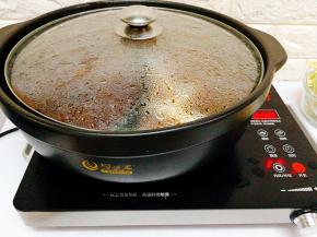 盖上盖子，一煮开我们就可以先放些丸子类的，因为这些要煮久些，所以我们提前让它们先温暖温暖去哈哈