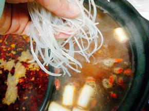 红薯粉丝 这种粉丝是老家人手工制作的，耐煮不糊，所以下火锅我特别喜欢用它，