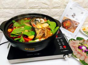 一家人围着吃，太赞了 ，吃火锅时我喜欢用四川麸醋沾，吃火锅孩子们怎么吃也不担心凉掉了 ，嘻嘻，主要涮火锅我一会儿不要洗太多碗，哈哈哈哈，因为摆盘这些，我直接冲洗下就好了，一会儿就洗吃的碗就欧了，火锅还有个好处可以连吃两餐，绝对懒人版