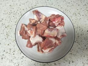 排骨斩大块洗净