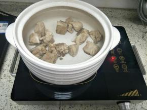 排骨放入砂锅，加入适量水