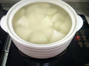 加入白萝卜煮15-20分钟