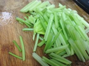 先把芹菜叶去掉洗净~切段备用。