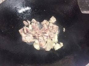 锅里倒入适量的油，把切好的猪肉倒入翻炒