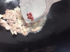 翻炒变色后加入适量的辣椒炒