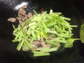 然后加入芹菜翻炒~