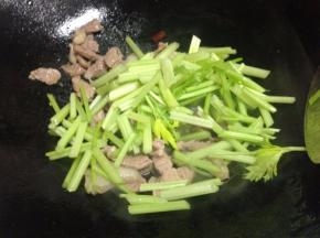 然后加入芹菜翻炒~