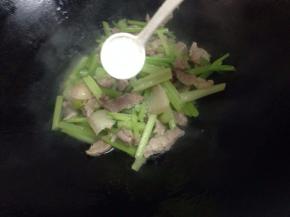 最后加入适量的盐调味即可。