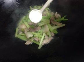 最后加入适量的盐调味即可。