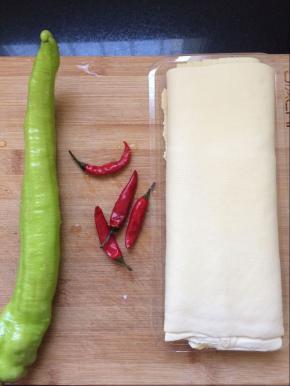 准备食材；豆腐皮，青椒，小米椒。