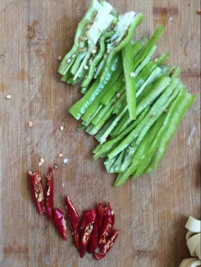 将青椒切长条，小米椒切斜段。