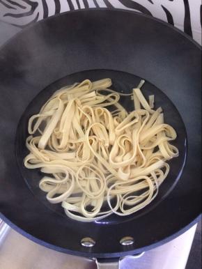 锅中放入水烧开，放入豆腐皮先焯一下水，焯熟后捞出，控干水份，备用。