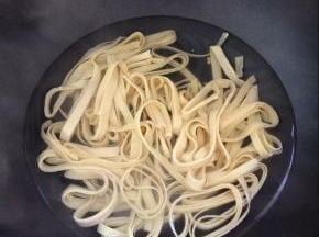 锅中放入水烧开，放入豆腐皮先焯一下水，焯熟后捞出，控干水份，备用。
