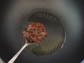 锅中放入油，烧热后，放入一勺的豆瓣酱。