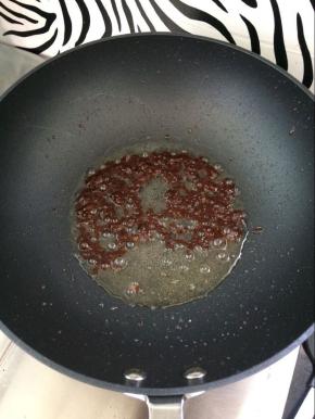 将豆瓣酱炒香。