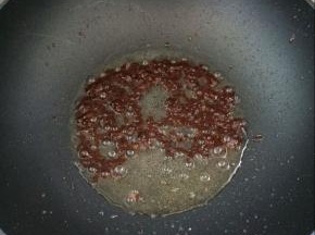 将豆瓣酱炒香。