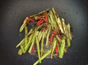 炒香后加入青椒和小米椒，翻炒均匀。