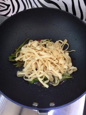 加入沥干水份的豆腐皮。