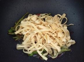 加入沥干水份的豆腐皮。