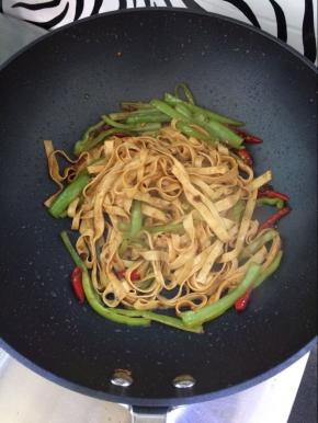 用锅铲翻炒均匀，使豆瓣酱均匀的裹在豆腐皮上即可。