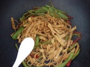 加入适量的盐调味。