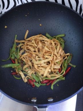 最后翻炒均匀，出锅装盘即可。