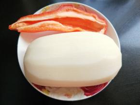 准备好藕和辣椒，藕去皮洗净，辣椒洗净。