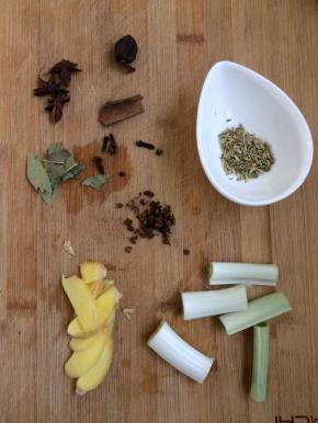 准备配料，葱，姜，香叶，八角，桂皮，丁香，草果，小茴香