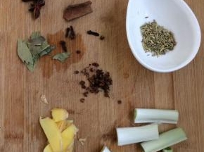 准备配料，葱，姜，香叶，八角，桂皮，丁香，草果，小茴香