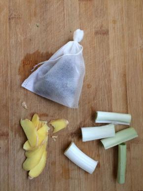 除葱姜以外，把其他香料装入袋中。