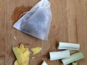 除葱姜以外，把其他香料装入袋中。