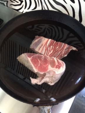 锅中放入水，放入牛肉煮一会，去除血水。