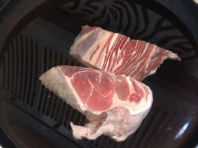锅中放入水，放入牛肉煮一会，去除血水。