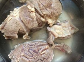 捞出，洗净表面浮沫。