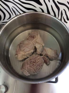 另准备一个锅，放入水，放牛肉。