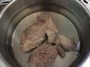 另准备一个锅，放入水，放牛肉。