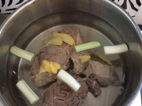 放入葱段。