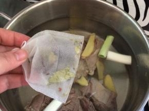 放入香料。
