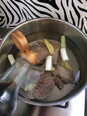 放入适量的生抽。